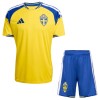Tenue Enfant Suède Domicile Coupe du Monde 2026 (+ Short) Tenue Enfant Suède Domicile Coupe du Monde 2026 (+ Short)