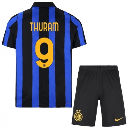 Tenue Enfant Inter Milan Thuram 9 Domicile 2026-27 (+ Short) Tenue Enfant Inter Milan Thuram 9 Domicile 2026-27 (+ Short)