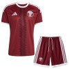 Tenue Enfant Qatar Domicile Coupe du Monde 2026 (+ Short)